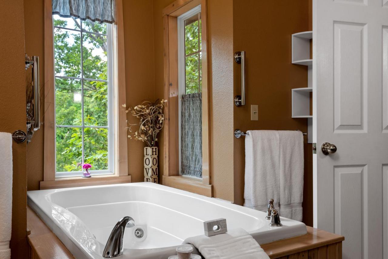 The Woods Cabins Eureka Springs Bagian luar foto